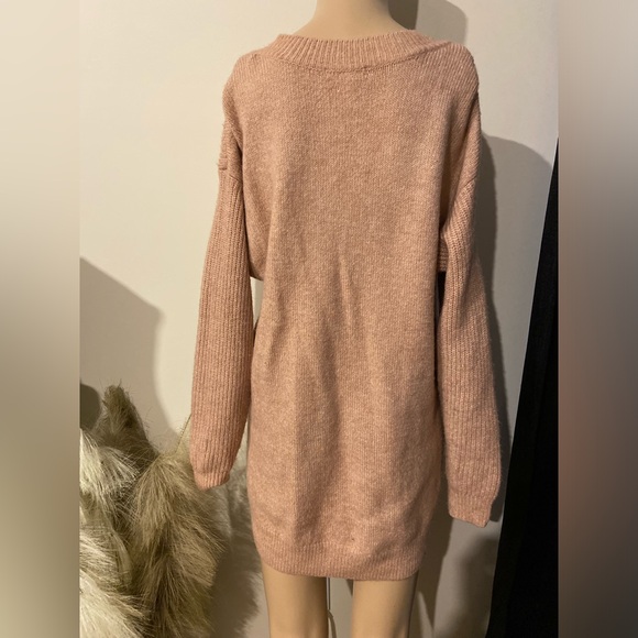 H&M Blush Pink Acrylic Sweater Dress/Tunic. P2P-20-21.5” L-31.5” - Picture 2 of 3